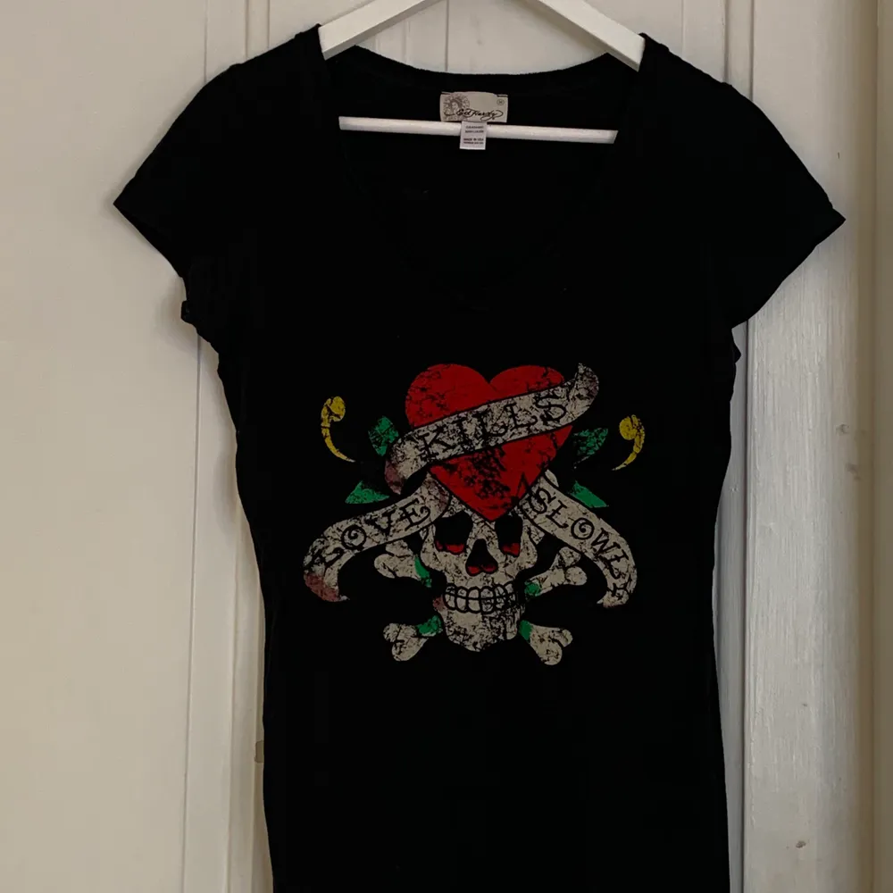 svart ed hardy tröja med tryck, står M på lappen men skulle säga att den fukar S-L beroende på hur man vill att den sitter. 120 kr + frakt eller mötas i gävle✨. T-shirts.