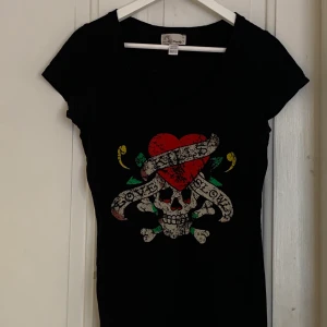 ed hardy t-shirt - svart ed hardy tröja med tryck, står M på lappen men skulle säga att den fukar S-L beroende på hur man vill att den sitter. 120 kr + frakt eller mötas i gävle✨