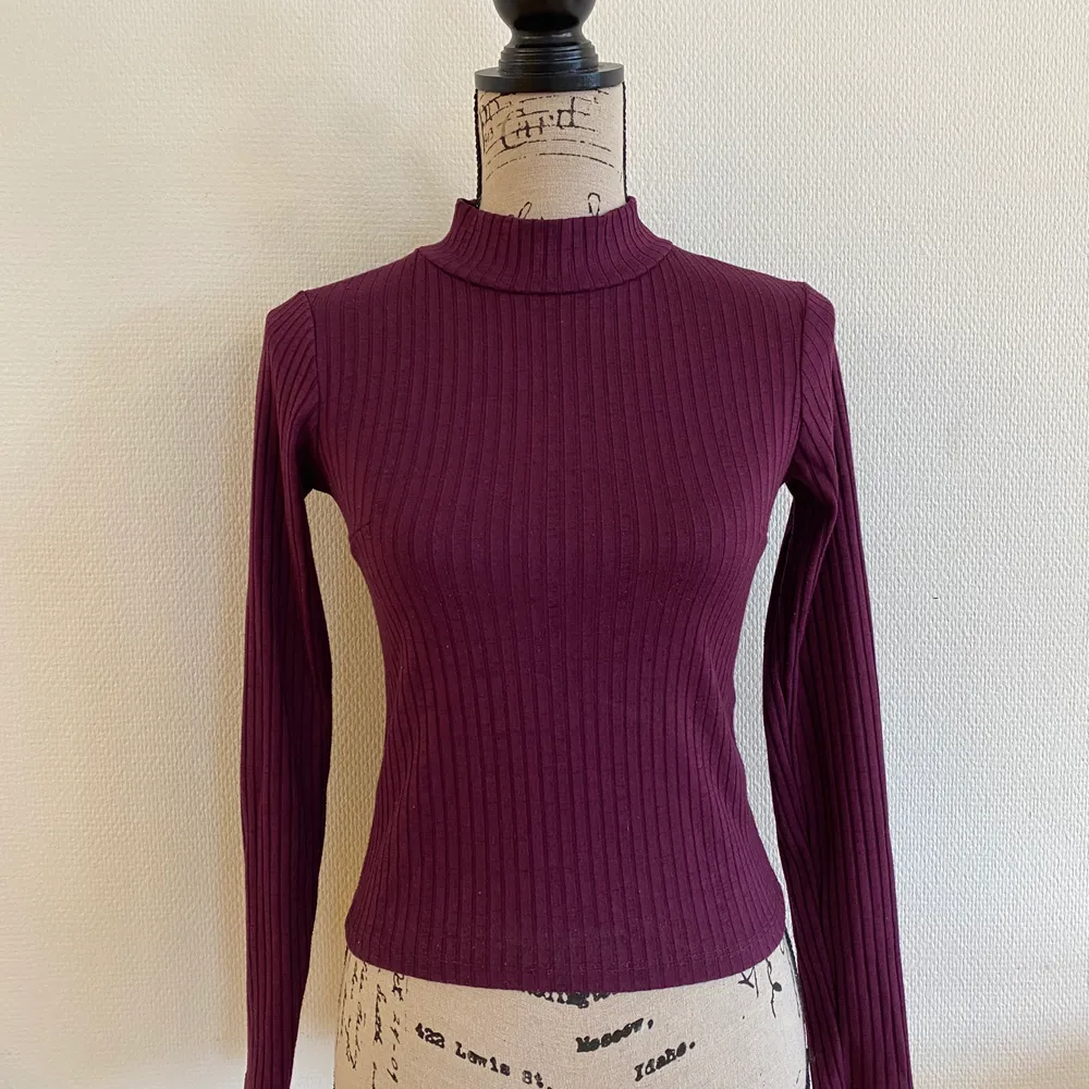 En lila polo tröja från Gina tricot. Fint skick! . Tröjor & Koftor.