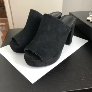 Klackar strl 39 - Snygga svarta klackar i storlek 39. Använda ca 2-3 gånger så fortfarande bra skick. Köpta på din sko. Hämtas i Bro eller skickas med post.