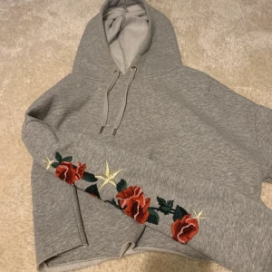 Hoodie - En grå Hoodie med broderingar🌺⭐️