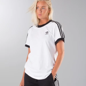 Adidast-shirt - Fin adidas tröja i storlek L (sitter mer som en M/oversized S) väldigt bra skick! Kontakta mig för fler bilder. Orginalpris: 200 kr 