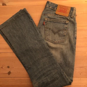 Levis Jeans  - Ett par svinsnygga low waisted och flared/baggy levis jeans i en asnice färg. Modellen är 545 och storleken är 29/34 men de är uppsydda(skulle gissa på att de passar en 38 eller mindre i svenska storlekar). De är i superbra skick men säljer då de är för små för mig. 