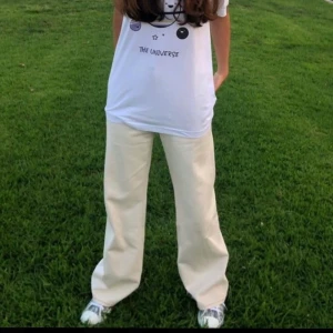 Monki jeans - Jättesnygga beige/vita monkijeans med färgade sömmar. Knappt använda, därav inte de minsta slitna. Storlek 27 vilket motsvarar 36/38. Skriv privat eller i kommentarerna för fler bilder eller frågor!🥰❤️