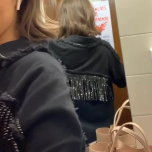 Glittrig jeans jacka - Får tyvär ingen användning av denna jacka längre. Men den är i bra skick och super ball. Är du intresserad kan jag skicka fler bilder, ursprungliga priset jag köpte jackan för var 500 kr. 