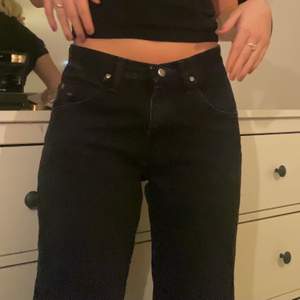 Ett par jättesnygga vintage lågmidjade svarta wrangler jeans. De är raka hela vägen och lite baggy. De passar jätte bra till en croptops och baggy tröjor. Frakten är 70kr💜💜