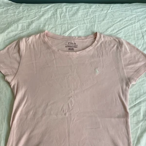 ralph lauren, T-shirt i baby pink - ralph lauren, T-shirt i baby pink med en vit häst 
