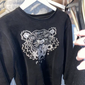 Kenzo sweatshirt  - Säljer min kenzo tröja som jag köpt här på plick, men nu inte använder längre. Storlek är XL men passar mig som är en S/M 