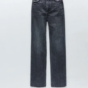 Jeans Full Length, Zara - Säljer mina oanvända sjukt populära Zara jeans då jag beställde två storlekar och bara ena passade! Äääälskar de jag har så mycket och det verkar alla göra just nu så bättre att sälja än att de ligger och skräpar med lapp och allt kvar hos mig! Som vanligt så töjer sig Zara-jeans rätt lätt så skulle säga att dessa passar 32-liten 36 beroende på hur man vill att de ska sitta! Dessa är oavklippta och passar bra på mig som är 176 men kan absolut passa längre/kortare också då man kan klippa de. Skriv om ni vill ha privata bilder! 🥰 Buda från 200 eller köp direkt för 300 ☺️❤️