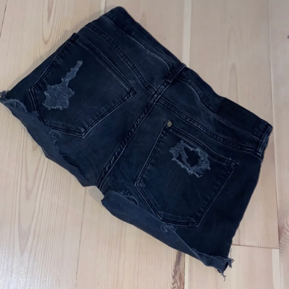 Ett par svarta shorts från H&M. Storlek 26/32.. Shorts.