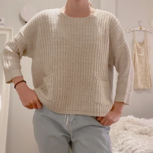 🌼 supermysig stickad tröja från gina 🌼 - säljer denna mysiga stickade tröjan från gina! sandréfärgad, 3/4 i ärmen, lite kortare framtill och har två supersöta små fickor! supersöt och bra kvalité. 💖 frakt tillkommmer! budning vid flera intresserade! kontakta vid frågor! 💌 