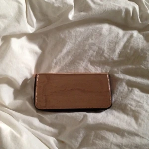  - Jätte fin plånbok i rosaaktig glansig färg. Köpt från Bikbok, sparsamt använd 