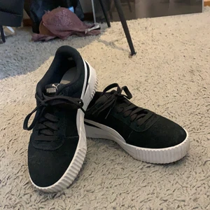 Puma skor i storlek 36 - Säljer mina svarta mocka puma skor, väldigt fint skick 