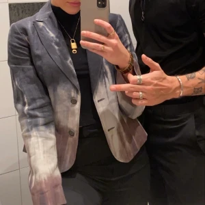 Kavaj - Säljer denna as balla kavajen som är min farmors gamla! Så himla snygg!!