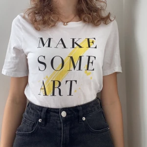 Tshirt från Monki💛 - 💛💛💛Jättesnygg tshirt i strlk XXS från Monki <3 köpare står för frakt! Passar mig som är S.