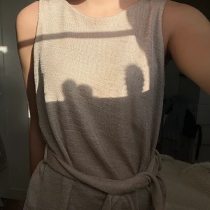 Linne med knytning - Beige linne med knytning från Mango. Använd fåtal gånger! Köparen står för frakten.