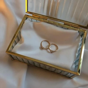 Ringar - Ringen finns i guldplätering. Den är i storlek 7 som motsvarar 5,45 cm i omkrets och 17,3 mm i diameter. Pris 40 kr st. Frakt avgift tillkommer på 20 kr, vid köpt över 200 kr är det fri frakt. Kika in på min instagram @tbjwlry och beställ där i dm ⭐️✨🤍