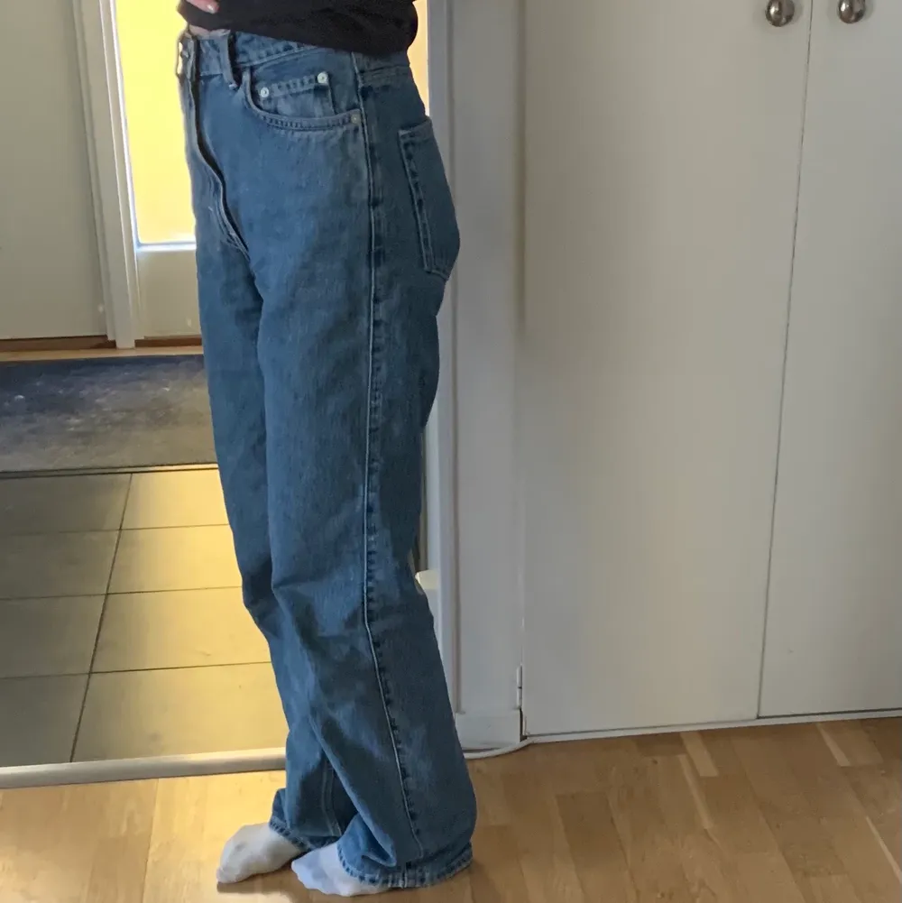 Ett par snygga jeans från weekday i modellen rowe! Jag är 164cm. Frakt tillkommer☺️. Jeans & Byxor.