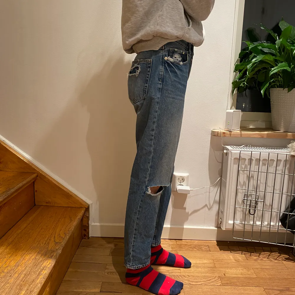 Boyfriend jeans från hm med hål i benet jättesnygga i storlek 24 pris 200kr( exklusive frakt) skriv om du är intresserad!! . Jeans & Byxor.