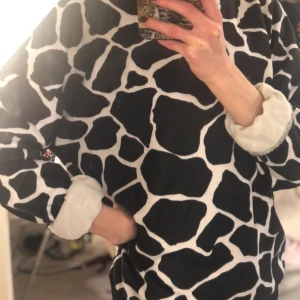 Nakd stl XS - Säljer denna coola mönstrade sweatshirten från Nakd. Säljer för 120kr köpt för 399kr. Skulle säga att den passar allt från XS-M💕