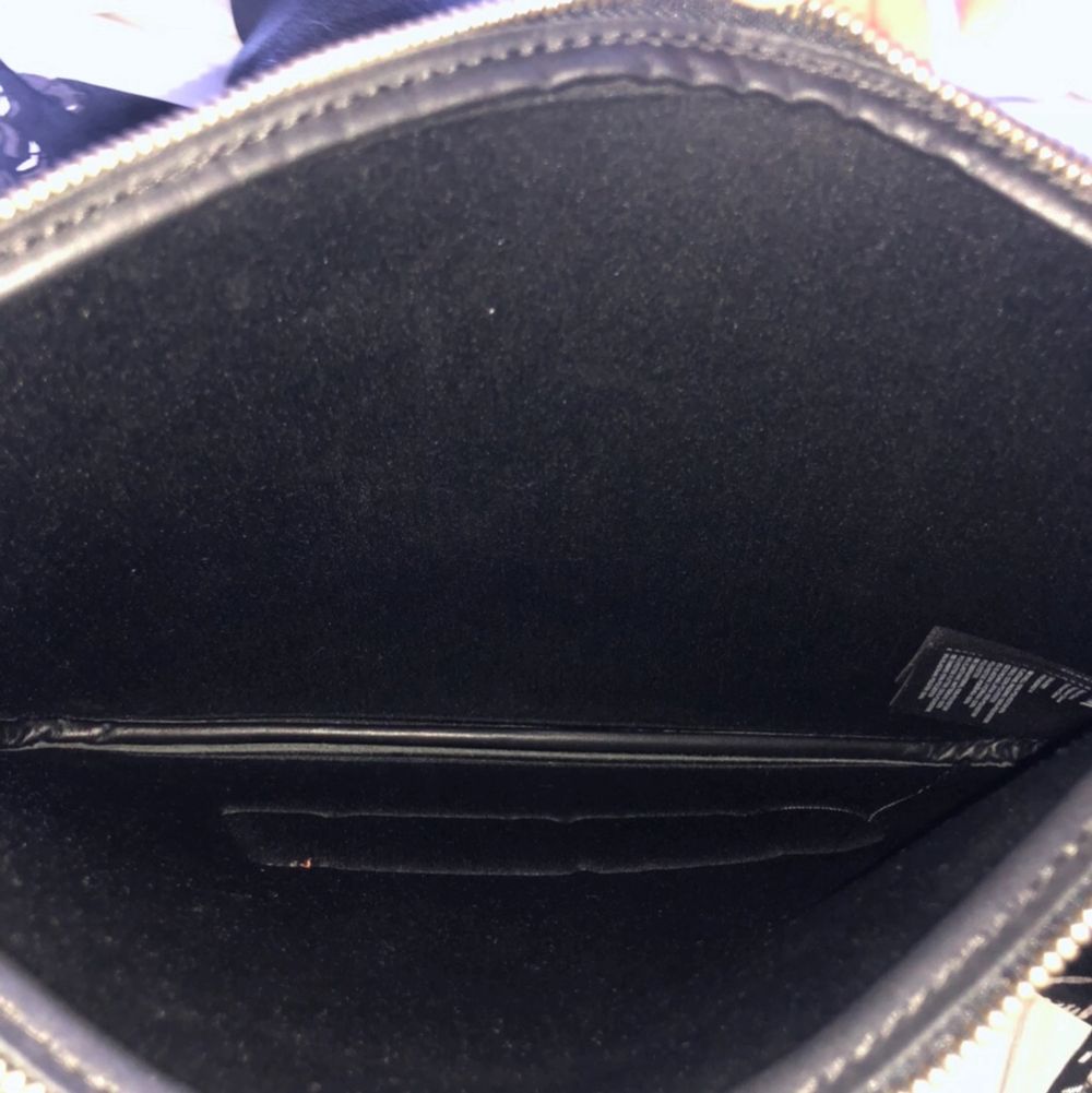 Säljer en snygg Kenzo x H&M slutsåld väska i oanvänt skick, har bara klippt bort prislappen. Längd 30cm, höjd 23cm❤️. Accessoarer.