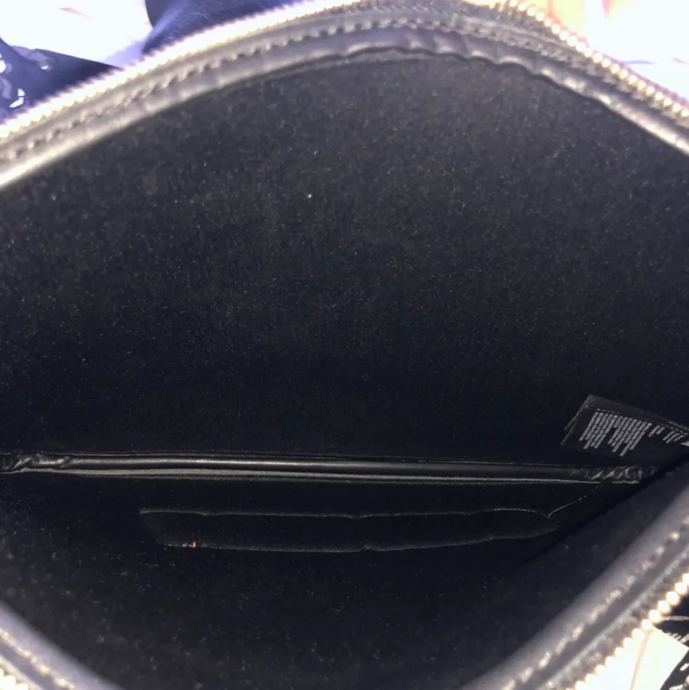 Säljer en snygg Kenzo x H&M slutsåld väska i oanvänt skick, har bara klippt bort prislappen. Längd 30cm, höjd 23cm❤️. Accessoarer.