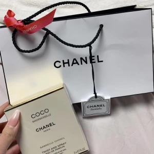 Coco Mademoiselle Parfum - En sensuell parfym från Coco Chanel med inslag av bärnsten och trä oriental. Resvänlig och påfyllningsbar spray som är lika stor som ett läppstift. I priset medföljer parfym, 2st påfyllningsrör och original förpackning.