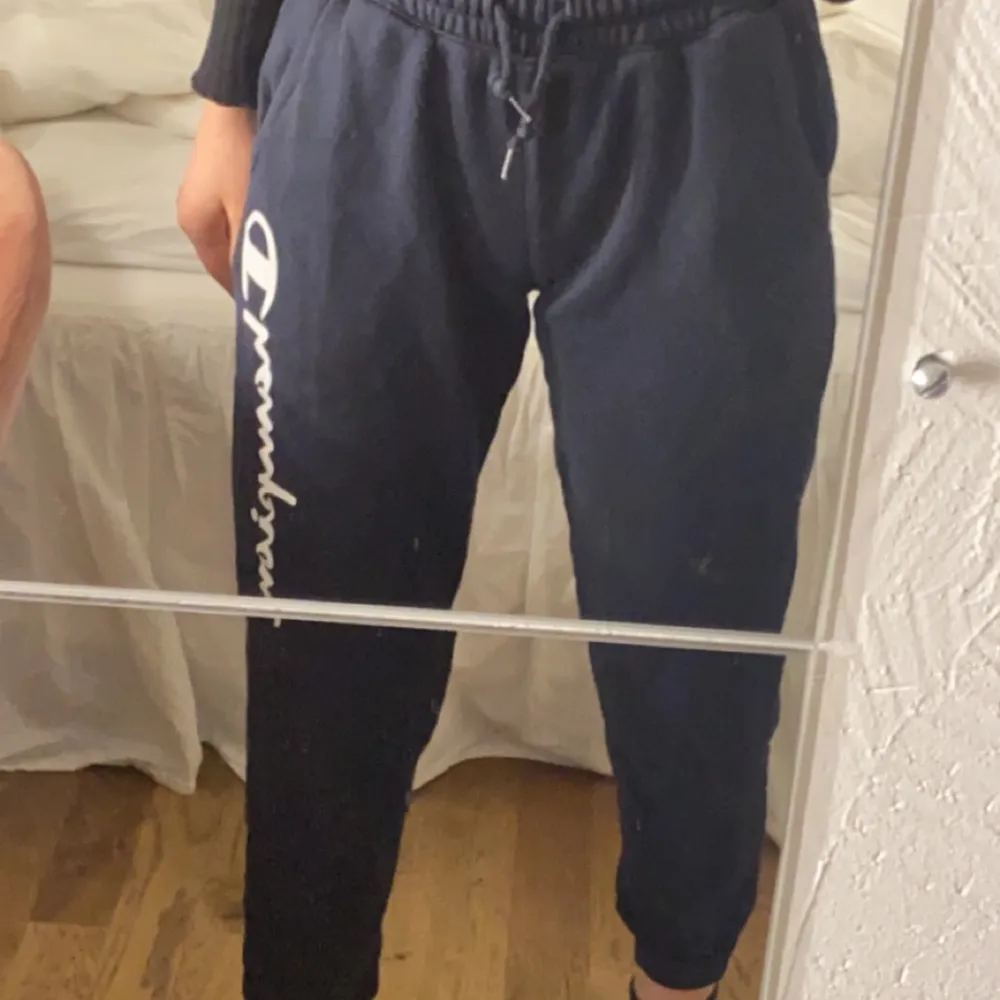 Champion mjukis byxor köpta för 299kr säljer för 65kr bra skick . Jeans & Byxor.