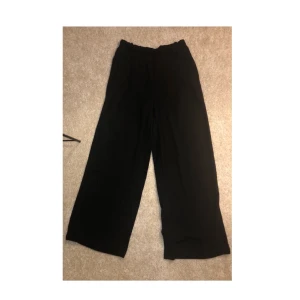 Svarta byxor  - Tunt material, som man kan se på andra bilden. Fina och knappt använda! 