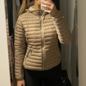 Colmar jacka - Intressekoll på min fina Colmar jacka då den inte kommer till användning! Super fint skick då den är väldigt sparsamt använd. Beige och lagom tjock. Inköpt för ca 3500. Bra pris för en så fin jacka!! Köparen står för frakten som tillkommer💕