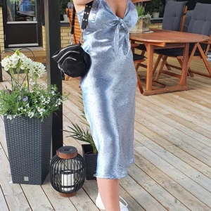 Klänning - Säljer min ljus blåa satin kläning från Nelly. Super söt och endas använd 1 gång (det är jag på alla bilder)  💙💙💙 