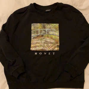 Monet sweatshirt - Lite sliten logga annars i väldigt bra skick! 