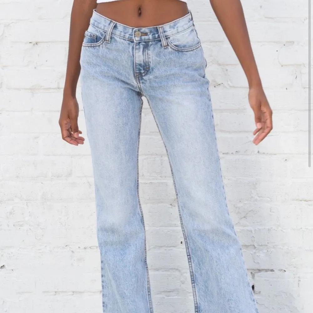 Helt nya superfina brandy Melville jeans i modellen Quinn som är slutsåld. Aldrig använda helt nya. Detta är intressekoll så buda i kommentarerna. Storlek: s ungefär                                                                  inseam: 81.3 Cm och Waist: 68.6 cm.                                   HÖGSTA BUD: 510kr                                                   Buda i kommentarerna startbud: 200kr.                              Frakt tillkommer: 66kr . Jeans & Byxor.