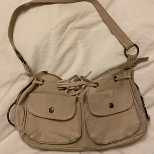 Trendig beige väska - Liten axelväska i beige mocka! Okänt märke köpt second hand