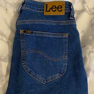 ett par mörk blåa jeans från Lee. Användes mycket ett tag men syns inte på de. Storlek 29/31 och passar mig bra, säljer pga att de inte används! 