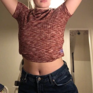 Glittrig baby tee  - Säljer denna röda glittriga baby teen från hm! Supersöt men tyvärr lite för liten för mig!