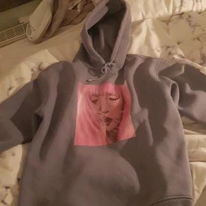Hoodie - Jätte mjuk och skön hoodie. Lite oversized vilket jag själv tycker är perfekt för vintern. Sitter super skönt och är väldigt tjock i materialet. Nyköpt pris: 600. Säljer för 400. OBS! KAN FÖRHANDLA NER TILL 350!