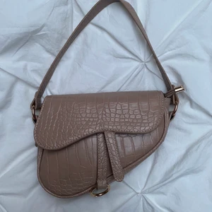 Beige väska - En beige väska som endast är använd en gång från SHEIN. Högsta bud vinner! 🥰