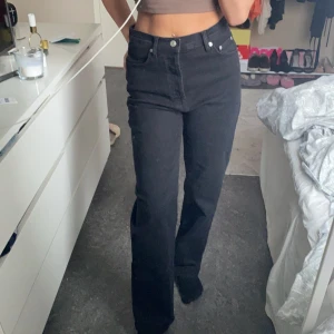 Straight jeans nakd  - Svarta straight high waist jeans från nakd i storlek 36 bara testade prislappen är fortfarande kvar super fina men kommer aldrig till användning. Köpta för 550. Pris kan diskuteras 