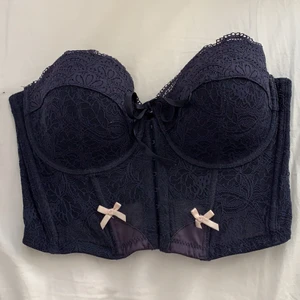 Korsett topp - En fin korsett topp i mörkblå färg som knäpps framifrån med rosett och andra fina detaljer. Banden går att ta av och på beroende på vad som önskas ☺️ Buda i kommentarerna och skriv privat om du har några frågor, ❗️budgivningen avslutas torsdag kl 17.00❗️