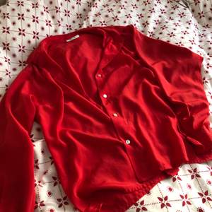 Röd silkesskjorta köpt second hand i nyskick. Stl M. Buda i kommentarerna. Frakt ingår ❤️