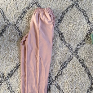 Kostymbyxa, storlek 38 - Kostymbyxor från Nakd i storlek 38, säljs för 100kr! Nästintill oanvända😚 frakt tillkommer 