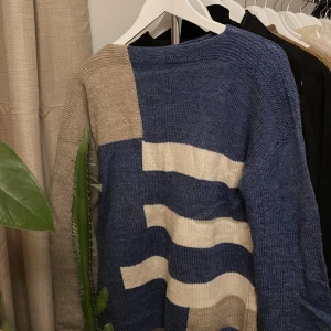 Handstickad vintagetröja - Älskar mönstret😍 passar så bra till mina beiga byxor🤩 det står ingen storlek men är som S. Nyskick. 140 med frakt. Betalas med swish✨