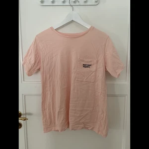 Uniqlo L - T-shirt med brodyr på bröstficka, mer som en M