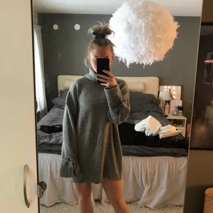 stickad klänning från zara - Köpt på zara o använd bara en gång. Polo krage och långa ärmar med rosetter. Frakt tillkommer