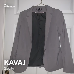kavaj  - säljer min gråa kavaj, då den inte kommer till användning längre, använd max 2 gånger☺️