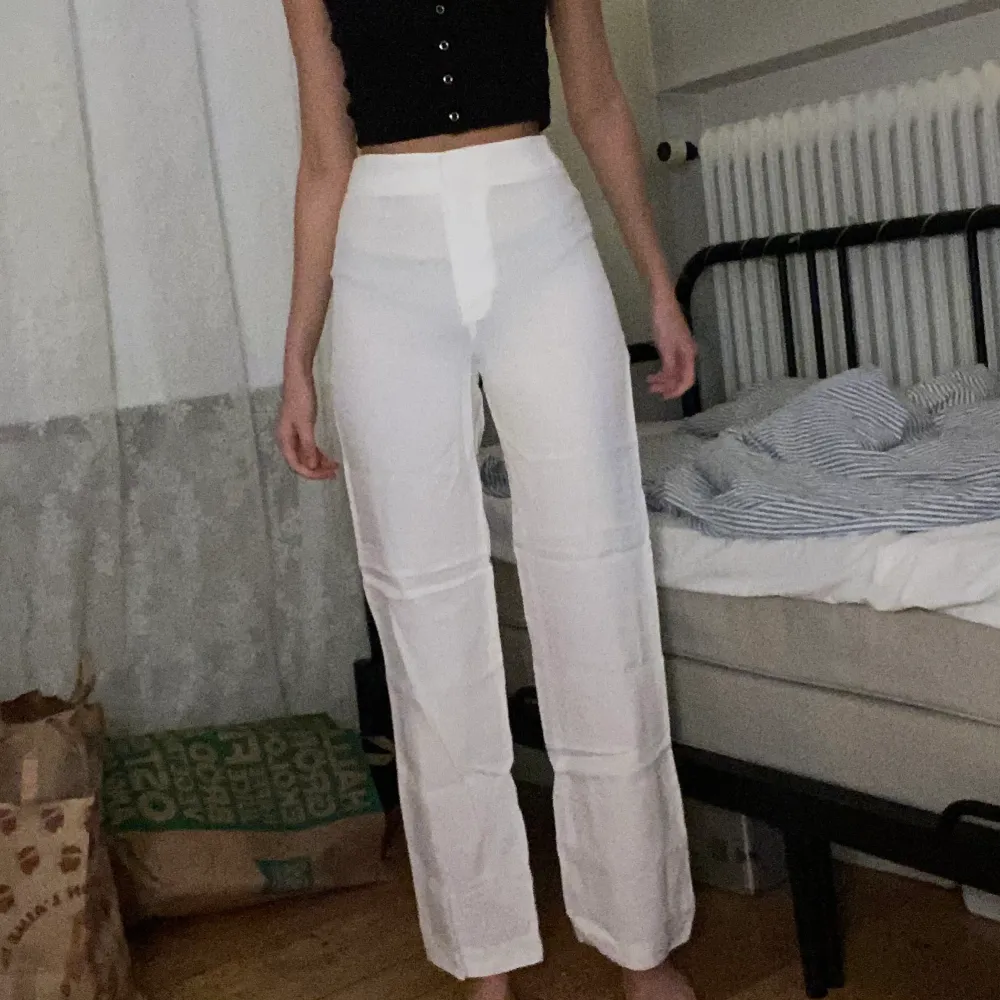 Vita kostymbyxor som är som nya då de har använts en gång. De är köpta ifrån H&M och har inga defekter. Eftersom att de är tunna är det inga problem att ha vita tights under, då de är genomskinliga. Läs gärna mina villkor! 🧚🏼💓. Jeans & Byxor.