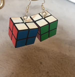 Örhängen - Örhängen rubikskub. Frakt 12kr 💕
