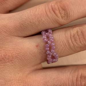 Egengjord ring som säljs i flera färger i alla storlekar, skriv privat om du vill se bild på andra färger. Köp en för 15kr. Frakt tillkommer på 12kr