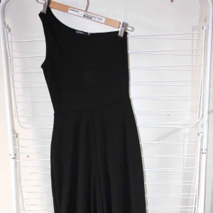  - Helt ny cropped jumpsuit från Boohoo. Storlek 6, motsvarar XS. Frakt kostar 59kr